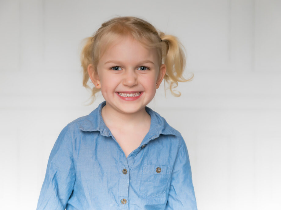 Kindergartenfotografin wird von kind angelächelt