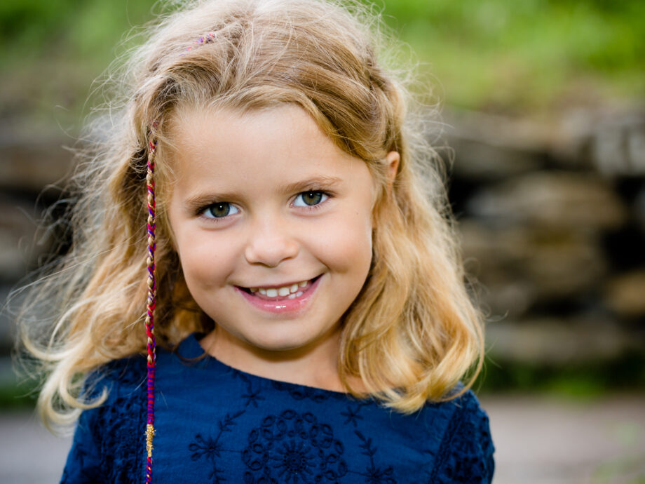 Mädchen lächelt kindergartenfotograf an